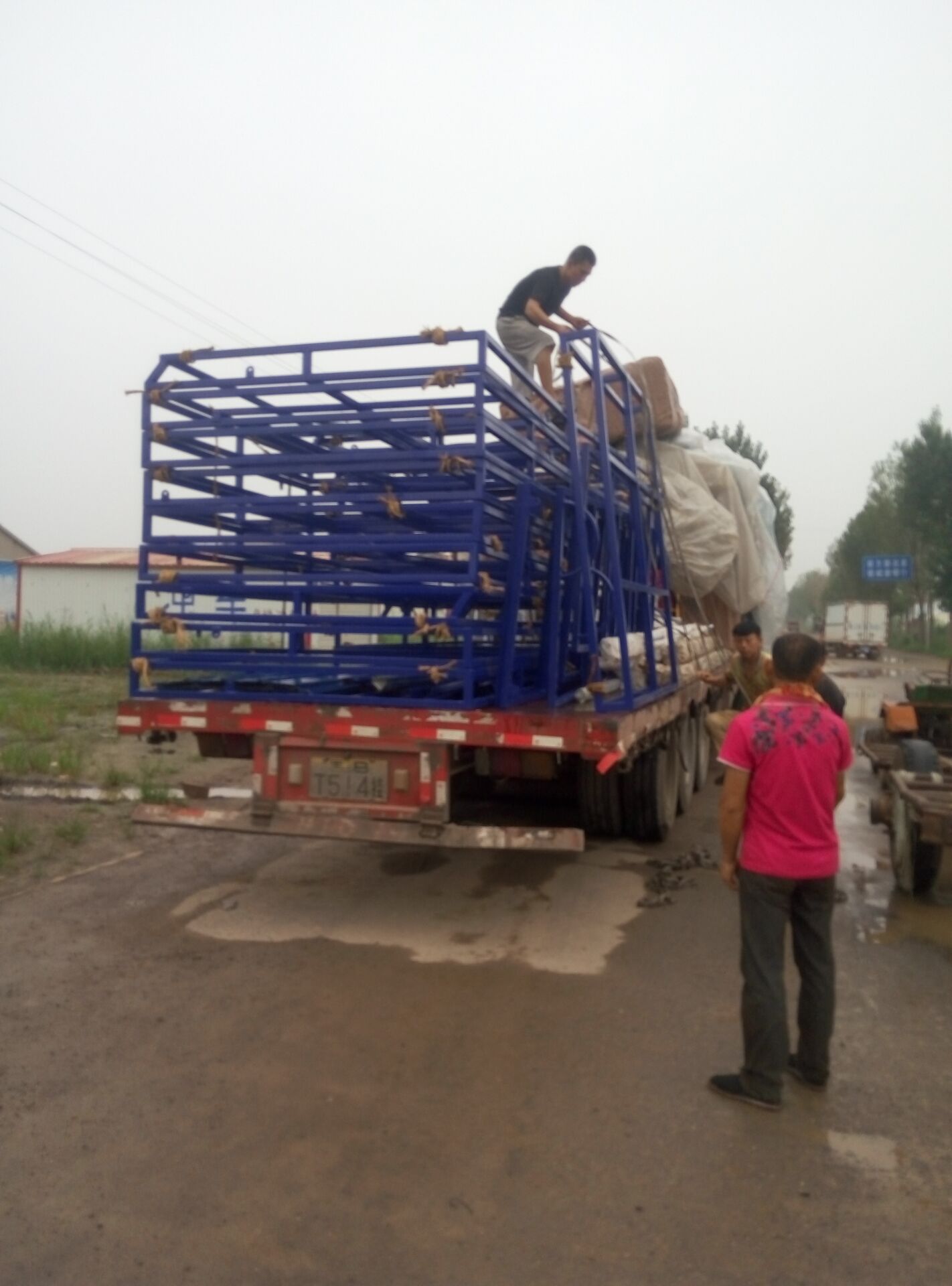 學(xué)校跳高海綿包以及海綿包防護(hù)棚裝車中